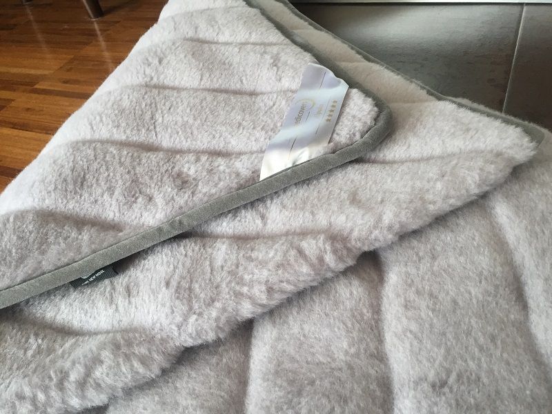 KOC Z WEŁNY ALPAKI SILVER PASY 200x200