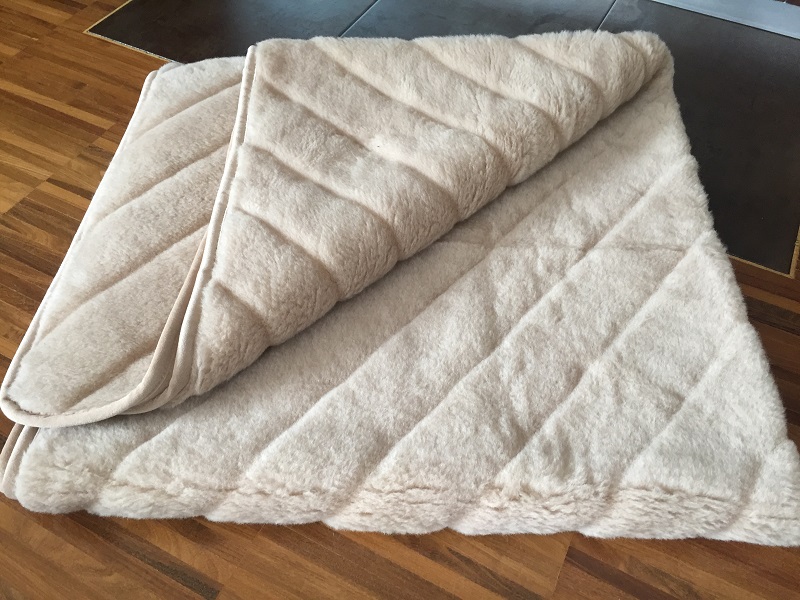 KOC Z WEŁNY WIELBŁĄDZIEJ CAMEL JASNY PASY 180x200
