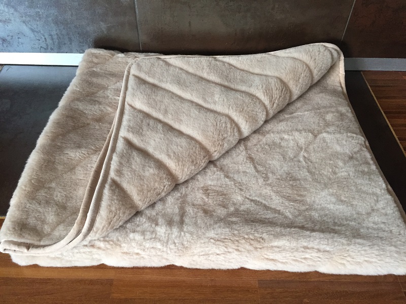 KOC Z WEŁNY WIELBŁĄDZIEJ CAMEL JASNY PASY 180x200