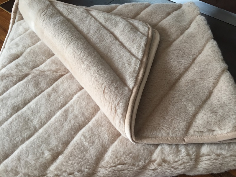 KOC Z WEŁNY WIELBŁĄDZIEJ CAMEL JASNY PASY 180x200
