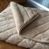 KOC Z WEŁNY WIELBŁĄDZIEJ CAMEL JASNY PASY 180x200