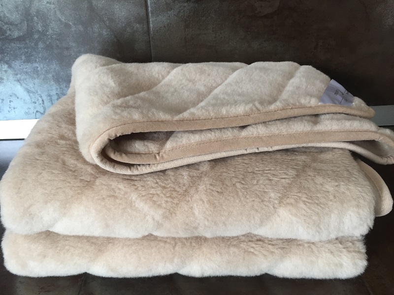 KOC Z WEŁNY WIELBŁĄDZIEJ CAMEL JASNY PASY 180x200
