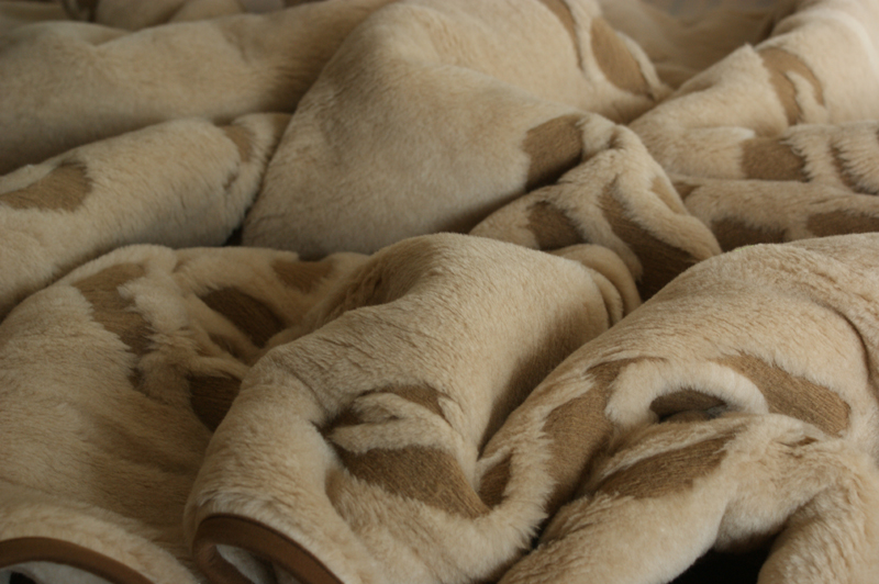 0031 KOŁDRA Z WEŁNY WIELBŁĄDZIEJ CAMEL RÓŻA BRĄZ 140x200