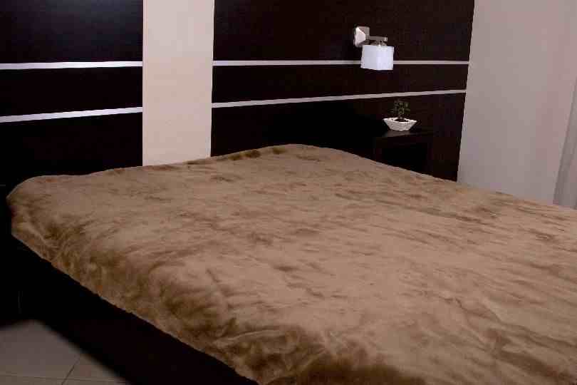 POŚCIEL Z WEŁNY KASZMIR GŁADKI + CAMEL CIEMNY 240x200 + MATERAC