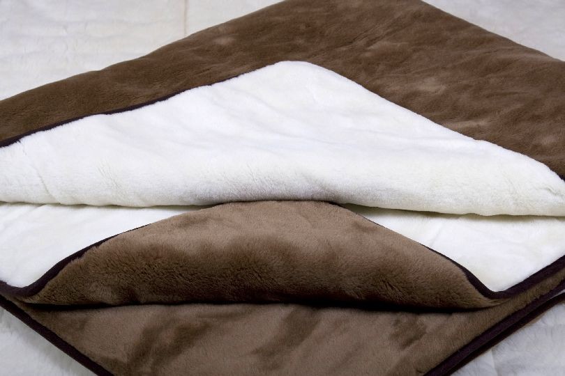POŚCIEL Z WEŁNY KASZMIR GŁADKI + CAMEL CIEMNY 240x200 + MATERAC
