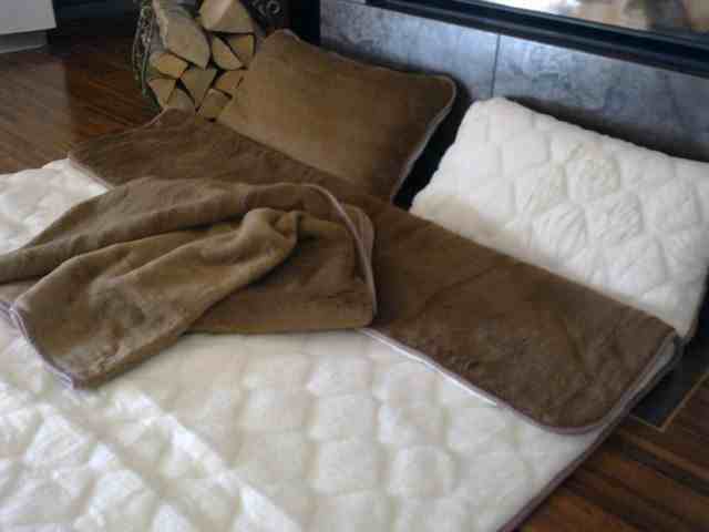 0483 POŚCIEL Z WEŁNY CAMEL CIEMNY + KASZMIR WYTŁACZANY 180x200 + PODKŁAD