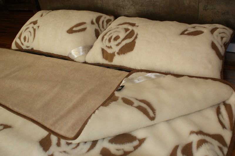 0512 POŚCIEL Z WEŁNY CAMEL JASNY + KASZMIR RÓŻA 240x200 + MATERAC