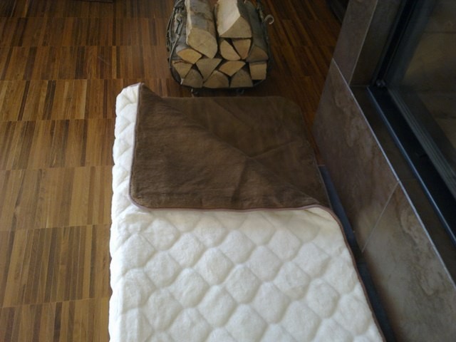 POŚCIEL Z WEŁNY CAMEL CIEMNY + KASZMIR WYTŁACZANY 140x200 + PODKŁAD