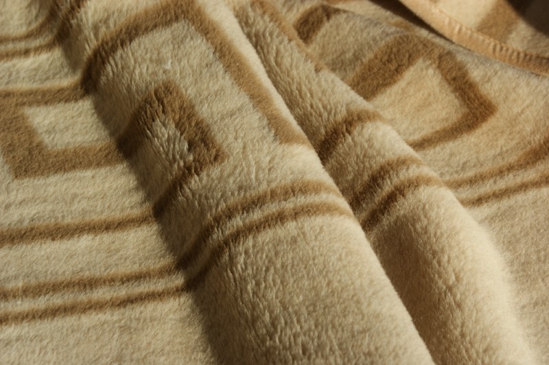 0779 KOC Z WEŁNY WIELBŁĄDZIEJ CAMEL GREKA JASNA 140x200