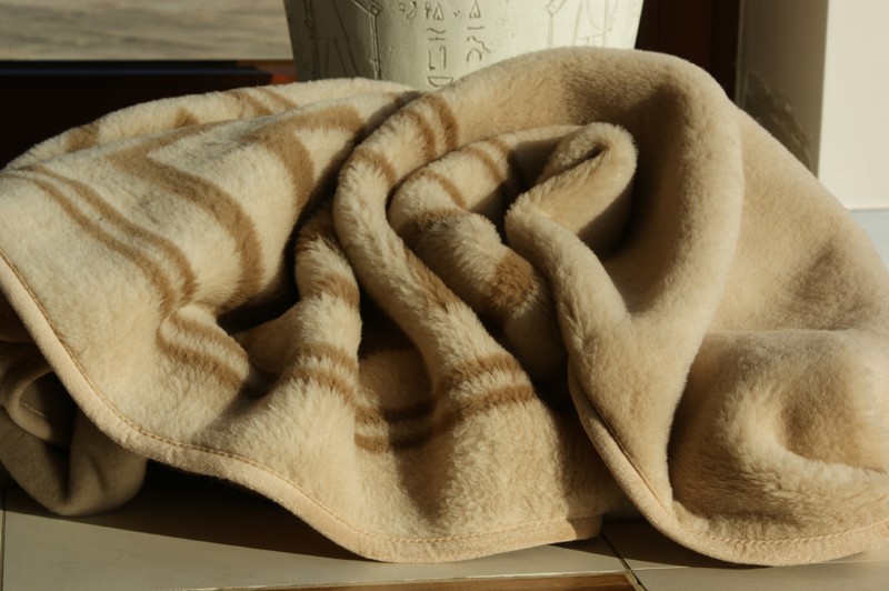 0782 KOC Z WEŁNY WIELBŁĄDZIEJ CAMEL GREKA JASNA 140x200