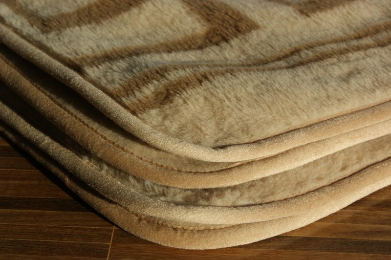0783 KOC Z WEŁNY WIELBŁĄDZIEJ CAMEL GREKA JASNA 140x200