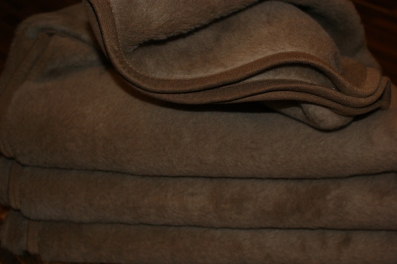 0901 KOC Z WEŁNY WIELBŁĄDZIEJ CAMEL CIEMNY 200x200