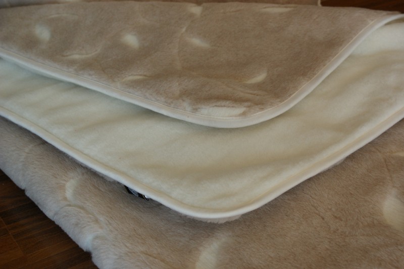 POŚCIEL Z WEŁNY CAMEL BENJAMIN BIAŁY + KASZMIR GŁADKI 240x200 + MATERAC