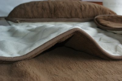 zdjecie-glowne-1849 POŚCIEL Z WEŁNY CAMEL CIEMNY + KASZMIR CARO 140x200 + PODKŁAD