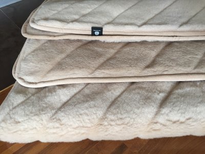 KOC Z WEŁNY WIELBŁĄDZIEJ CAMEL JASNY PASY 200x200