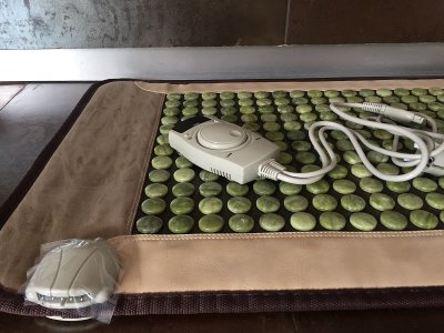 Mata Nefrytowa NOBLE zamszowa 50x100 cm Kolekcja 2022 Super Jakość Kamieni ! Super wykończone zamszem ! Nowe Zgrabne Piloty z czasomierzem ! Sprzedaż wyłącznie dla Firm w Hurcie przy zakupie minimum 4 sztuk cena za sztukę