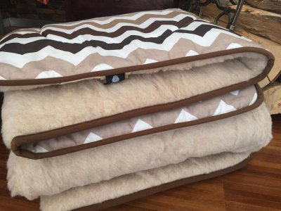 KOŁDRA Z WEŁNY CAMEL CAPPUCCINO PASY 240x200