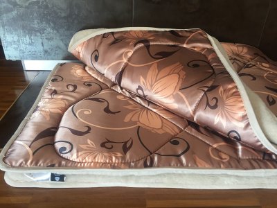 zdjecie-glowne-5493 KOŁDRA Z WEŁNY WIELBŁĄDZIEJ CAMEL JASNY KWIAT LOTOSU 160x200