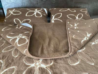 POŚCIEL Z WEŁNY WIELBŁĄDZIEJ CAMEL CIEMNY KWIATY 200x200 + PODKŁAD