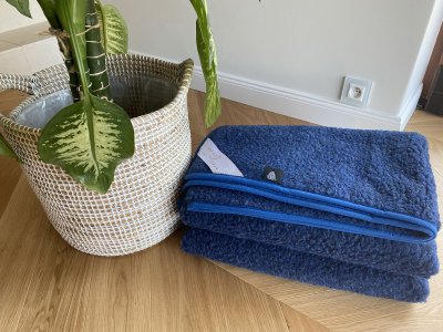 KOC Z WEŁNY MERYNOSA TUMBLER JASNY GRANAT 160x200