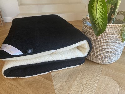 MATERAC Z WEŁNY MERYNOS CZARNO BIAŁY TUMBLER 140X200