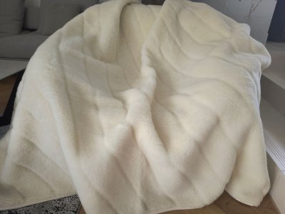 KOC Z WEŁNY ALPAKI NATURALNY PASY 140x200