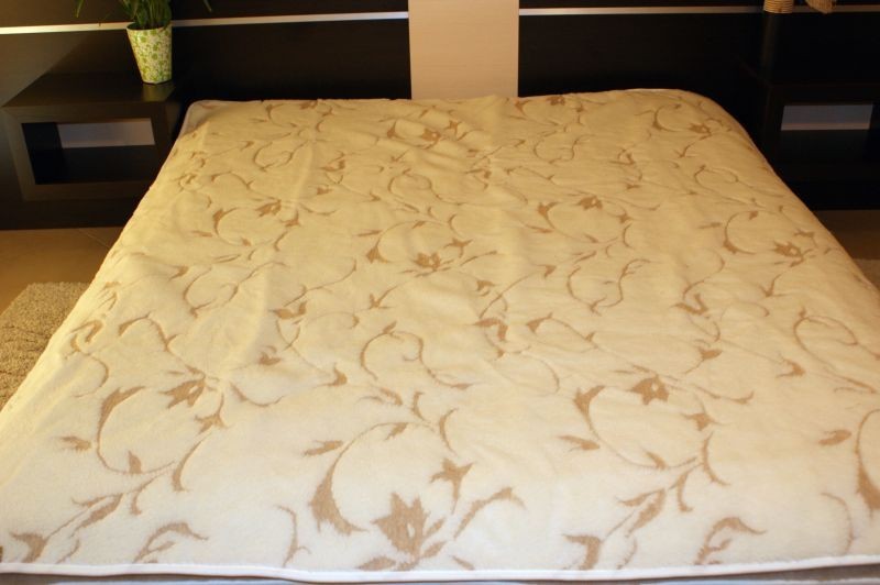 KOŁDRA Z WEŁNY MERYNOS GAŁĄZKA + CAMEL JASNY 240x200