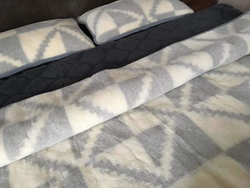 POŚCIEL Z WEŁNY ALPAKI CIEMNEJ CARO + ALPAKA TRIANGOLI 240x200 + PODKŁAD