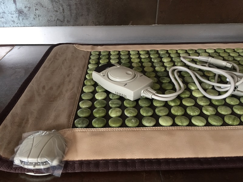 Mata Nefrytowa NOBLE zamszowa 50x100 cm Kolekcja 2022 Super Jakość Kamieni ! Super wykończone zamszem ! Nowe Zgrabne Piloty z czasomierzem ! Sprzedaż wyłącznie dla Firm w Hurcie przy zakupie minimum 4 sztuk cena za sztukę