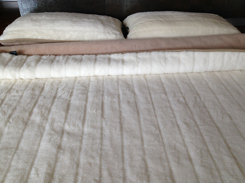 POŚCIEL Z WEŁNY KASZMIR LUX PASY + CAMEL JASNY 240X200 + PODKŁAD