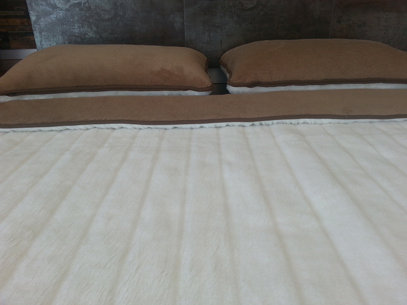 POŚCIEL Z WEŁNY KASZMIR LUX PASY + CAMEL CIEMNY 220X200 + MATERAC