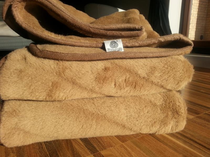 KOC Z WEŁNY WIELBŁĄDZIEJ CAMEL PASY 140x200
