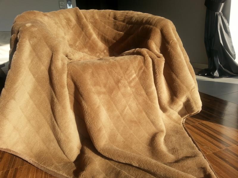 KOC Z WEŁNY WIELBŁĄDZIEJ CAMEL PASY 140x200