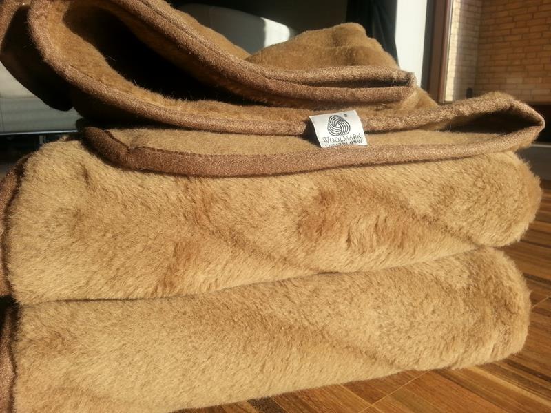KOC Z WEŁNY WIELBŁĄDZIEJ CAMEL PASY 140x200