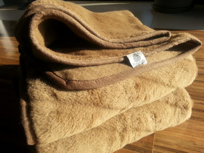 KOC Z WEŁNY WIELBŁĄDZIEJ CAMEL PASY 140x200