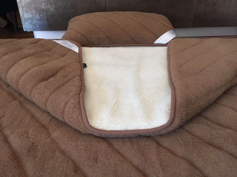 POŚCIEL Z WEŁNY CAMEL CIEMNY PASY + MERYNOS TUMBLER 140x200 + PODKŁAD