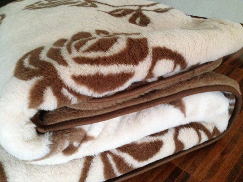 162 KOŁDRA Z WEŁNY WIELBŁĄDZIEJ CAMEL TULIPAN CIEMNY 240x200