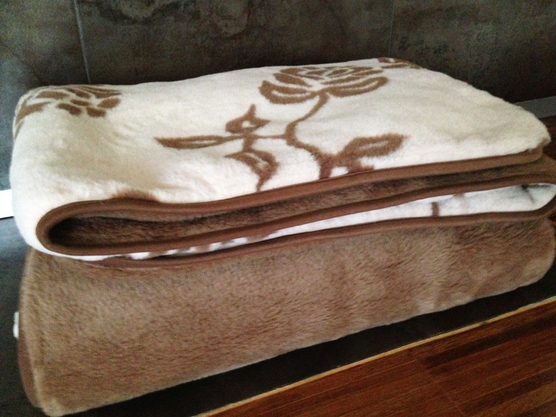 166 KOŁDRA Z WEŁNY WIELBŁĄDZIEJ CAMEL TULIPAN CIEMNY 240x200