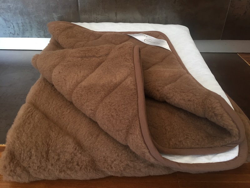 PODKŁAD Z WEŁNY WIELBŁĄDZIEJ CAMEL CIEMNY PASY 200x200