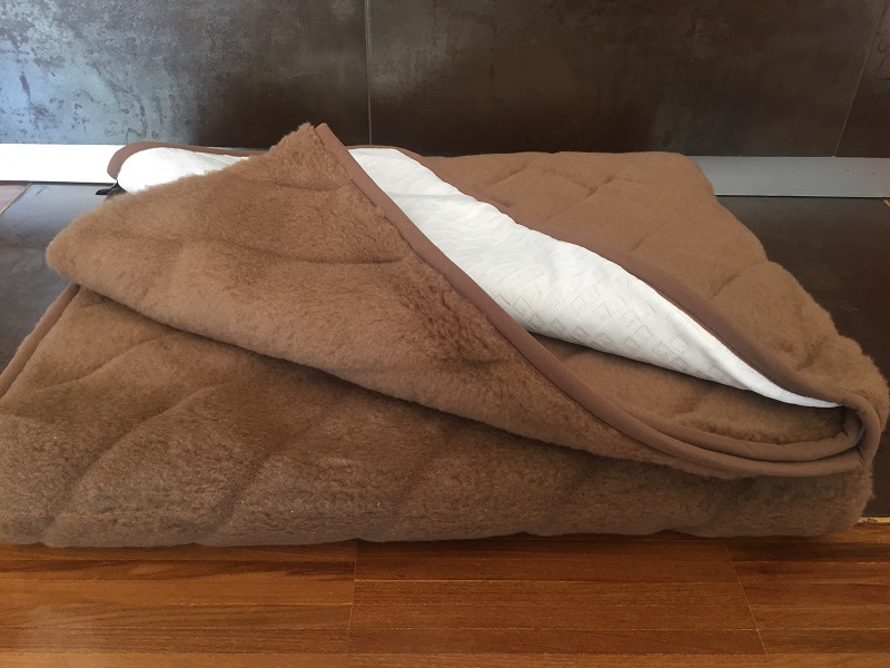PODKŁAD Z WEŁNY WIELBŁĄDZIEJ CAMEL CIEMNY PASY 200x200