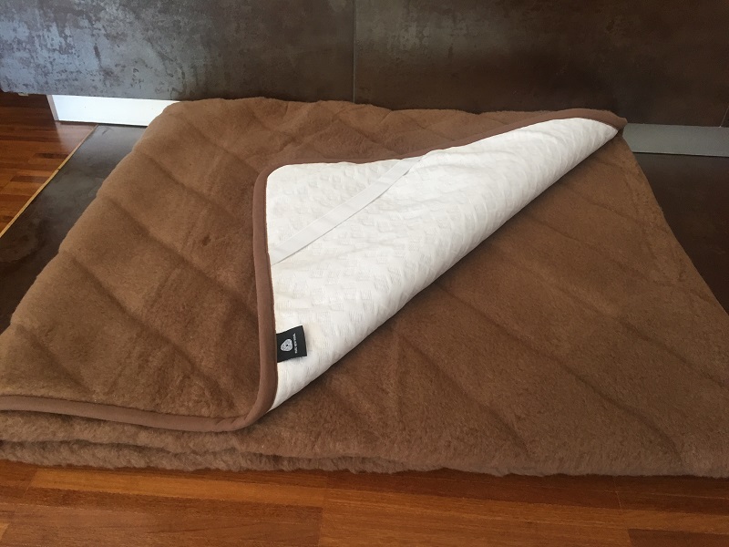 PODKŁAD Z WEŁNY WIELBŁĄDZIEJ CAMEL CIEMNY PASY 200x200