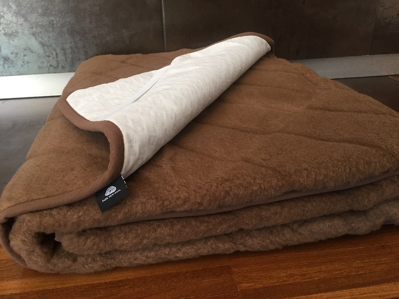 POŚCIEL Z WEŁNY ALPAKI ALPINA PASY + CAMEL CIEMNY PASY 200x200 + PODKŁAD