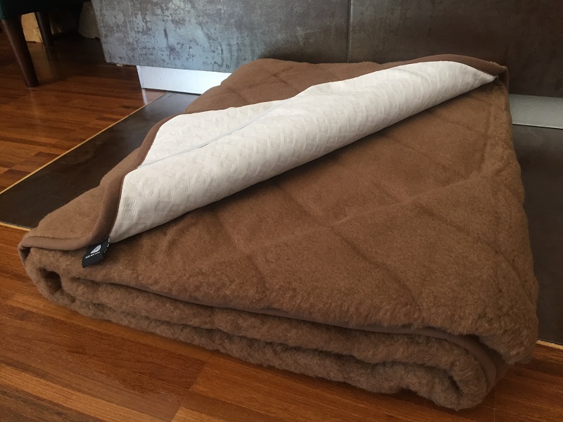PODKŁAD Z WEŁNY WIELBŁĄDZIEJ CAMEL CIEMNY PASY 200x200