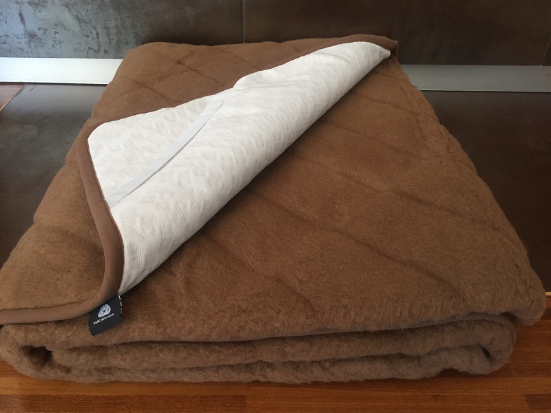 PODKŁAD Z WEŁNY WIELBŁĄDZIEJ CAMEL CIEMNY PASY 200x200