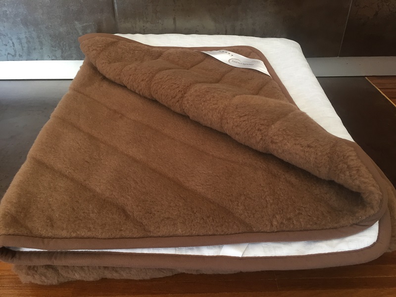 PODKŁAD Z WEŁNY WIELBŁĄDZIEJ CAMEL CIEMNY PASY 200x200