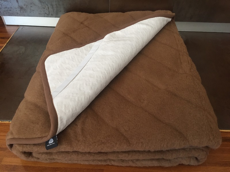 PODKŁAD Z WEŁNY WIELBŁĄDZIEJ CAMEL CIEMNY PASY 200x200